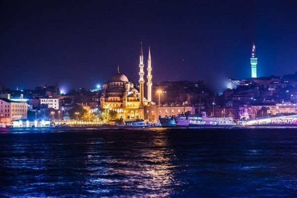 Crucero nocturno con cena y espectáculo